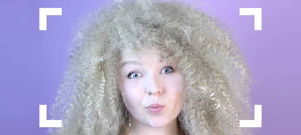 Afro Locken aus glatten Haaren machen mit super viel Volumen